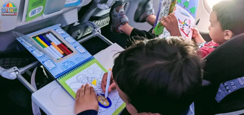 رنگ آمیزی و کتاب از راه های سرگرم کردن کودکان در حین پرواز